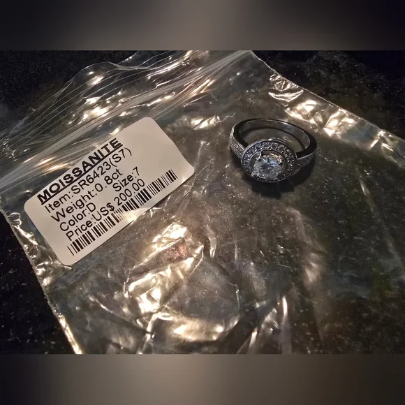 Moissanite 0.8 Ct Silver Ring Size 7 Beautiful Elegant Sparkle Dazzle Gem - Picture 2 of 6